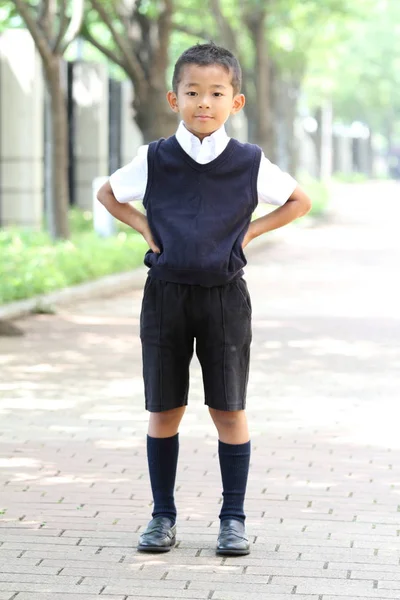 Японский мальчик в формальной одежде (первый класс начальной школы ) — стоковое фото