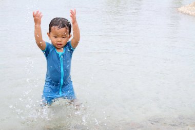 Japon çocuk (1 yaşında su ile oynamak)