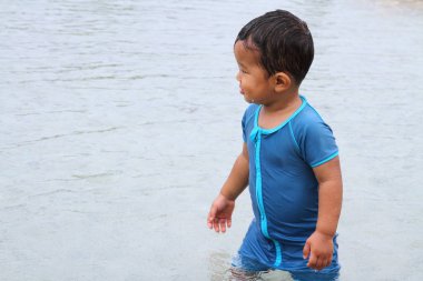 Japon çocuk (1 yaşında su ile oynamak)