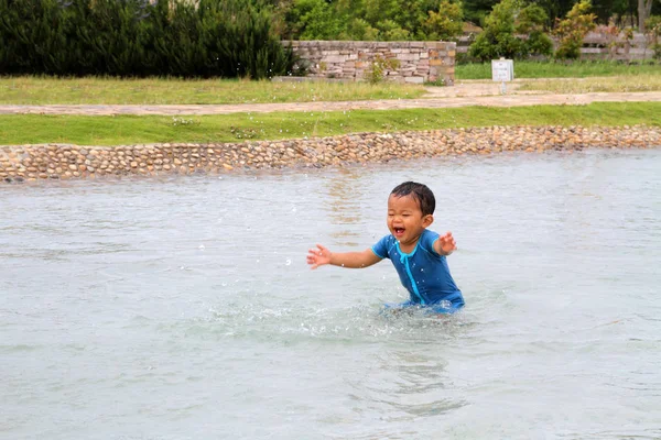 Japansk pojke leker med vatten (1 år gammal) — Stockfoto