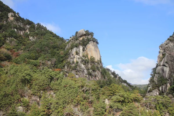 三岳 Shosenkyo 三峡和 Kakuenbo 与红色秋天树叶在口福，日本山梨县 — 图库照片