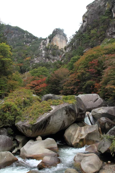 三岳 Shosenkyo 三峡和 Kakuenbo 与红色秋天树叶在口福，日本山梨县 — 图库照片