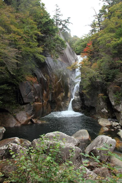 Gorges de Mitake Shosenkyo et chute de Senga avec des feuilles d'automne rouges à Koufu, Yamanashi, Japon — Photo