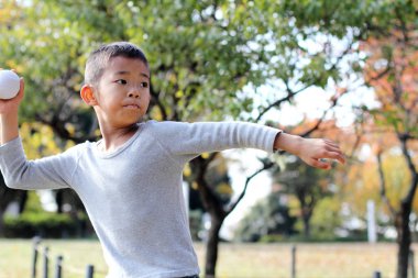 Japon çocuk oynamaya yakalamak (birinci sınıf ilköğretim okulunda)