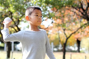 Japon çocuk oynamaya yakalamak (birinci sınıf ilköğretim okulunda)