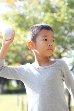 Japon çocuk oynamaya yakalamak (birinci sınıf ilköğretim okulunda)