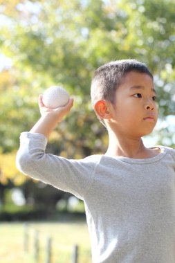 Japon çocuk oynamaya yakalamak (birinci sınıf ilköğretim okulunda)