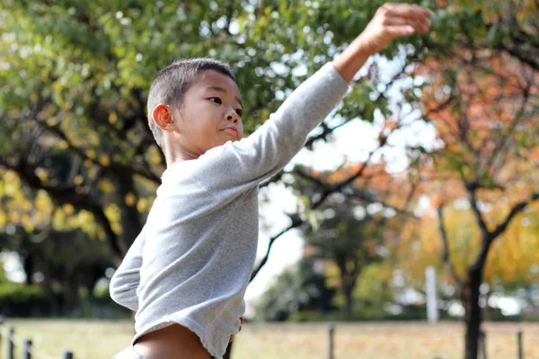 stock image Japanese boy playing catch (first grade at elementary school)