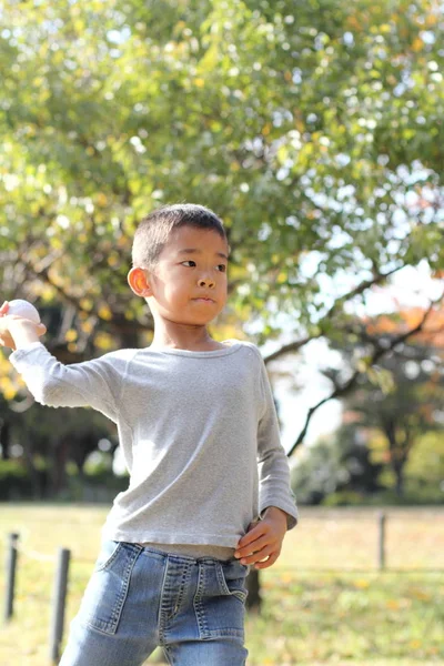 Japanese boy playing catch (first grade at elementary school) — Stock Photo, Image