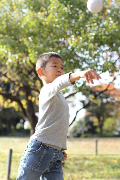 Japanese boy playing catch (first grade at elementary school) — Stock Photo, Image