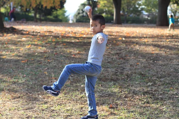 Japanese boy playing catch (first grade at elementary school) — Stock Photo, Image