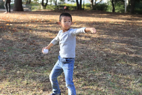 Japonês menino jogando pegar (primeira série na escola primária ) — Fotografia de Stock