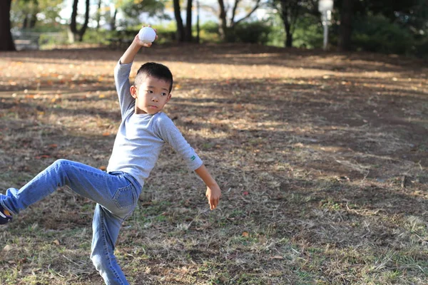 Japonés niño jugando catch (primer grado en la escuela primaria ) — Foto de Stock