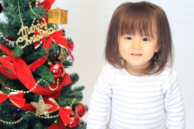 Noel ağacı ve Japon kız (2 yaşında)