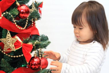 Noel ağacı ve Japon kız (2 yaşında)
