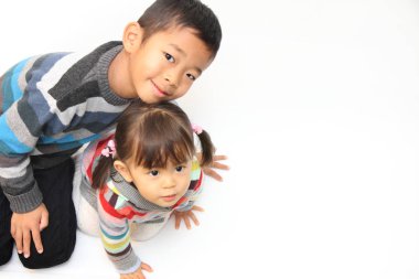 Japon kardeşi ve kız kardeşi (7 yaşında çocuk ve 2 yıl yaşlı kız)