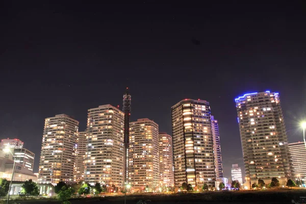 Condomínio de arranha-céus em Yokohama Minatomirai 21, Japão (cena noturna ) — Fotografia de Stock