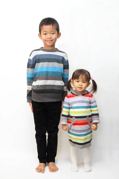 Japonský bratr a sestra (7 let a 2 roky stará dívka) — Stock fotografie