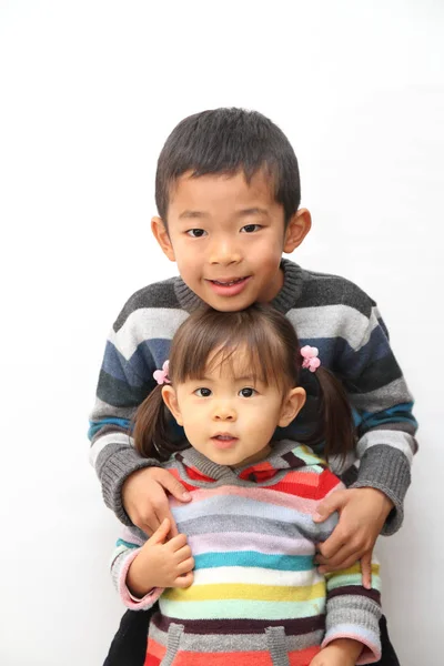 日本の兄と妹 (7 歳の男の子と 2 年古い女の子) — ストック写真