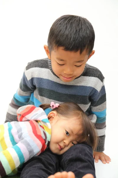 Japon kardeşi ve kız kardeşi (7 yaşında çocuk ve 2 yıl yaşlı kız)