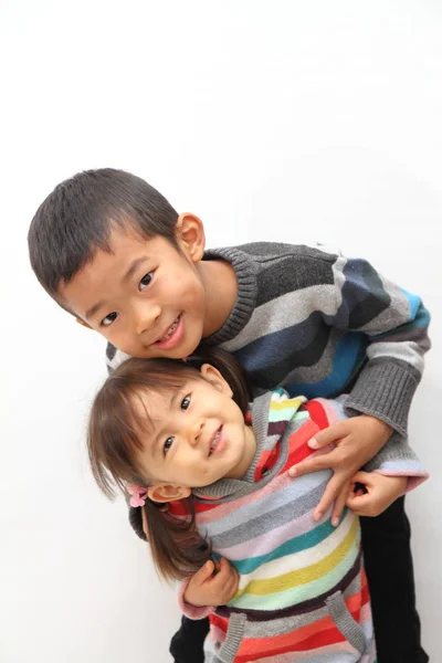 Japonský bratr a sestra (7 let a 2 roky stará dívka) — Stock fotografie