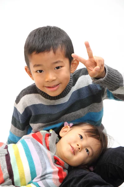 Japon kardeşi ve kız kardeşi (7 yaşında çocuk ve 2 yıl yaşlı kız)