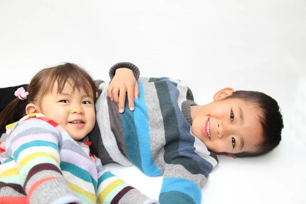 Japán fivér és nővér (7 éves fiú és 2 év régi lány) — Stock Fotó