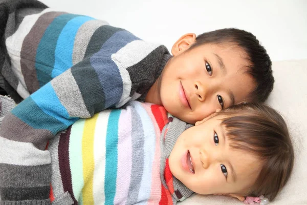Японський брат і сестра (7 років хлопчик і 2 років old дівчина) — стокове фото