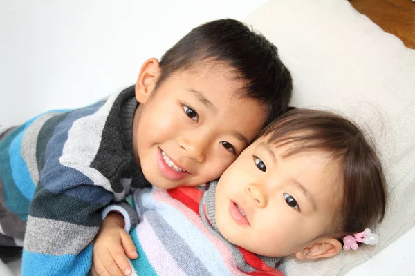 Japonés hermano y hermana (7 años chico y 2 años chica ) —  Fotos de Stock