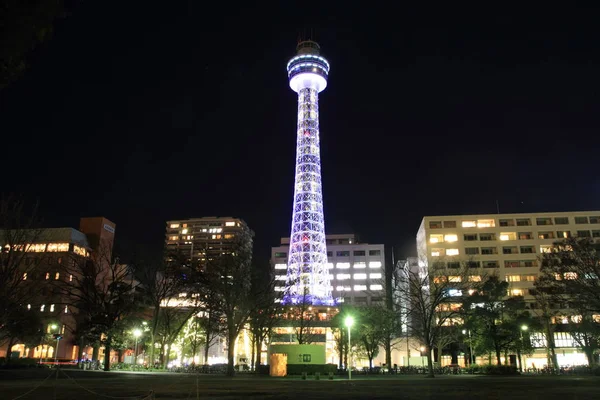 Yokohama torre marinha em Kanagawa, Japão (cena noturna ) — Fotografia de Stock