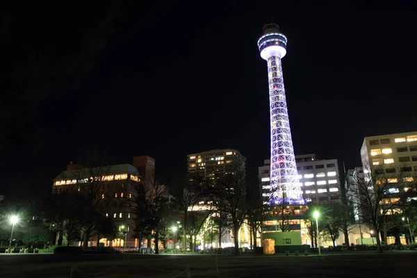 Yokohama torre marinha em Kanagawa, Japão (cena noturna ) — Fotografia de Stock