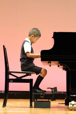 Japon çocuk bir piyano (birinci sınıftan ilköğretim okulunda)