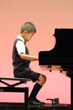 Japon çocuk bir piyano (birinci sınıftan ilköğretim okulunda)