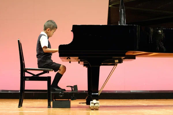 일본 아이 피아노 연주 (학년 초등학교에서) — 스톡 사진