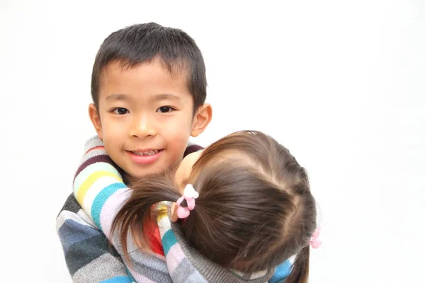 Japonês irmão e irmã abraçando uns aos outros (7 anos de idade menino e 2 anos de idade menina ) — Fotografia de Stock