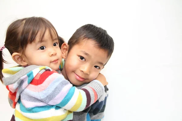 日本の兄と妹は、お互い (7 歳の男の子と 2 年古い女の子をハグ) — ストック写真