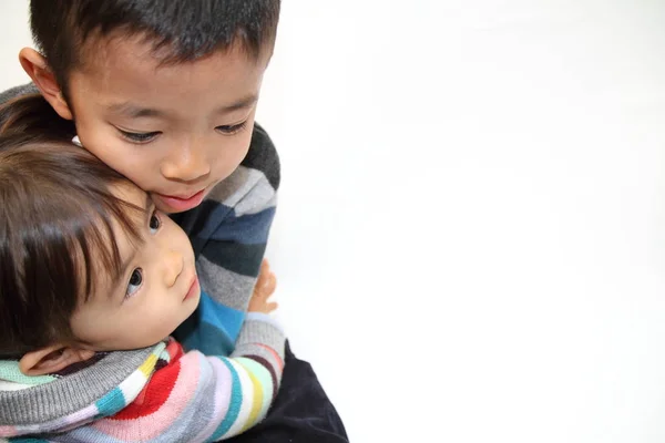 日本の兄と妹は、お互い (7 歳の男の子と 2 年古い女の子をハグ) — ストック写真