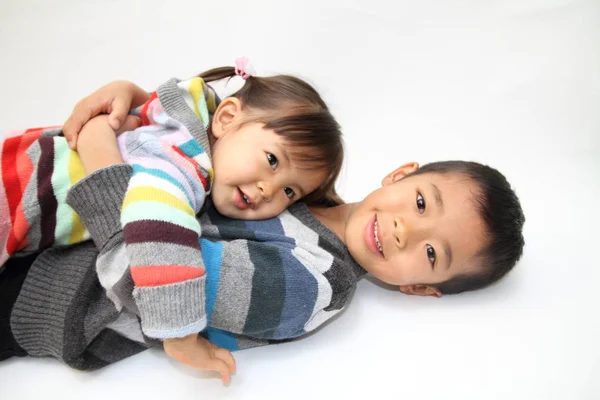 Japoński brat i siostra, przytulanie siebie (7 lat chłopak i 2 lat dziewczyna) — Zdjęcie stockowe