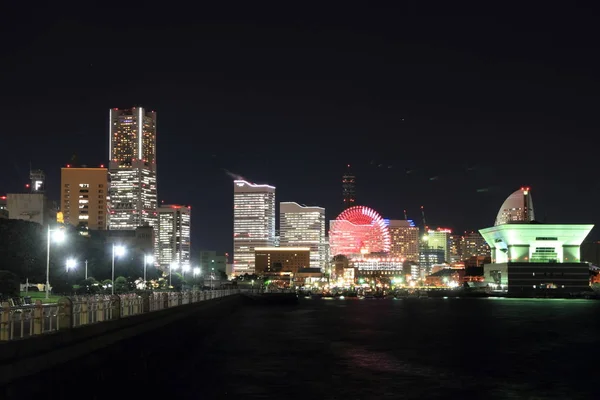 Yokohama Minatomirai 21 em Kanagawa, Japão (cena noturna ) — Fotografia de Stock