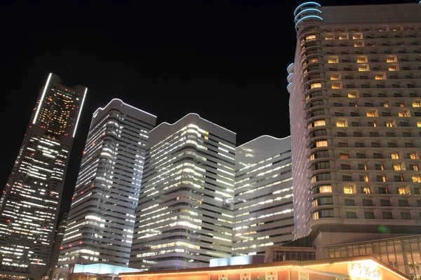 Yokohama Minatomirai 21 em Kanagawa, Japão (cena noturna ) — Fotografia de Stock