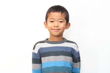 Japon boy gülümseyerek (birinci sınıftan ilköğretim okulunda)