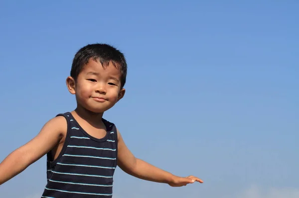 เด็กชายญี่ปุ่นใต้ท้องฟ้าสีฟ้า (3 ปี ) — ภาพถ่ายสต็อก