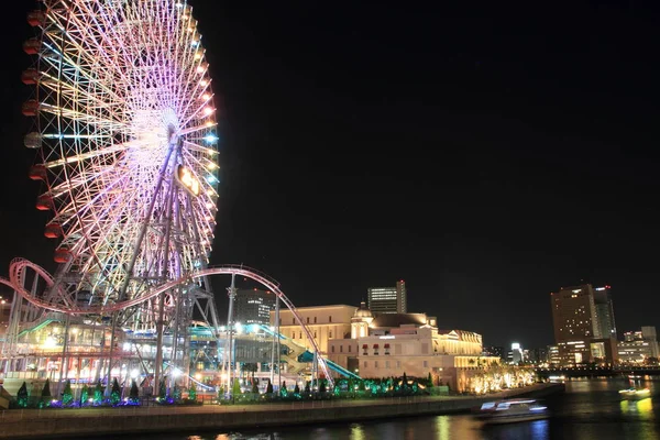 Yokohama cosmo world в Канагава, Японія (нічна сцена) — стокове фото