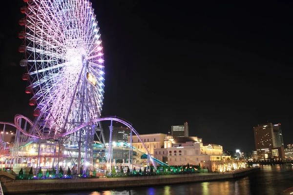 Yokohama cosmo world в Канагава, Японія (нічна сцена) — стокове фото