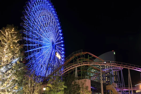 Yokohama cosmo world в Канагава, Японія (нічна сцена) — стокове фото