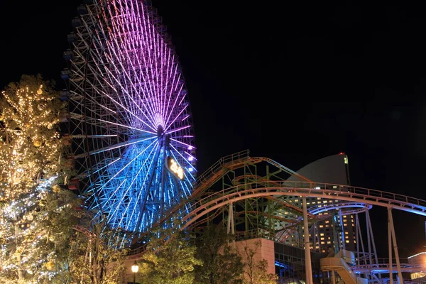 Yokohama cosmo world в Канагава, Японія (нічна сцена) — стокове фото