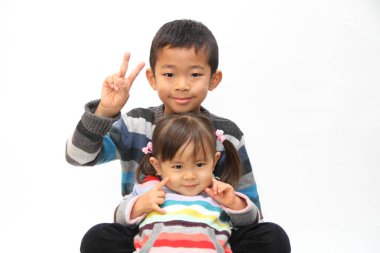 Japon ve onun diz (7 yaşında çocuk ve 2 yıl yaşlı kız oturan kız)