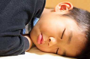 Uyuyan Japon çocuk (birinci sınıftan ilköğretim okulunda)