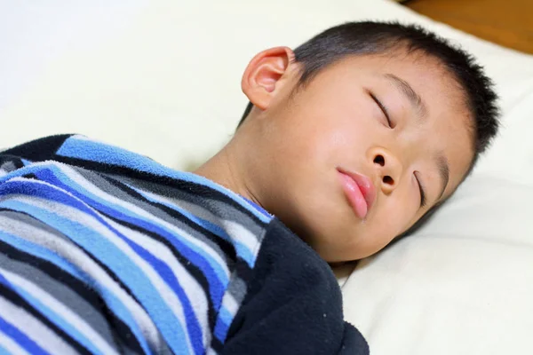 Uyuyan Japon çocuk (birinci sınıftan ilköğretim okulunda) — Stok fotoğraf
