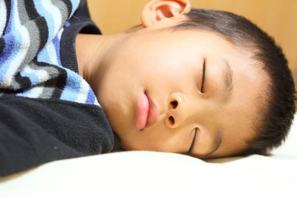 Durmiendo chico japonés (primer grado en la escuela primaria ) — Foto de Stock